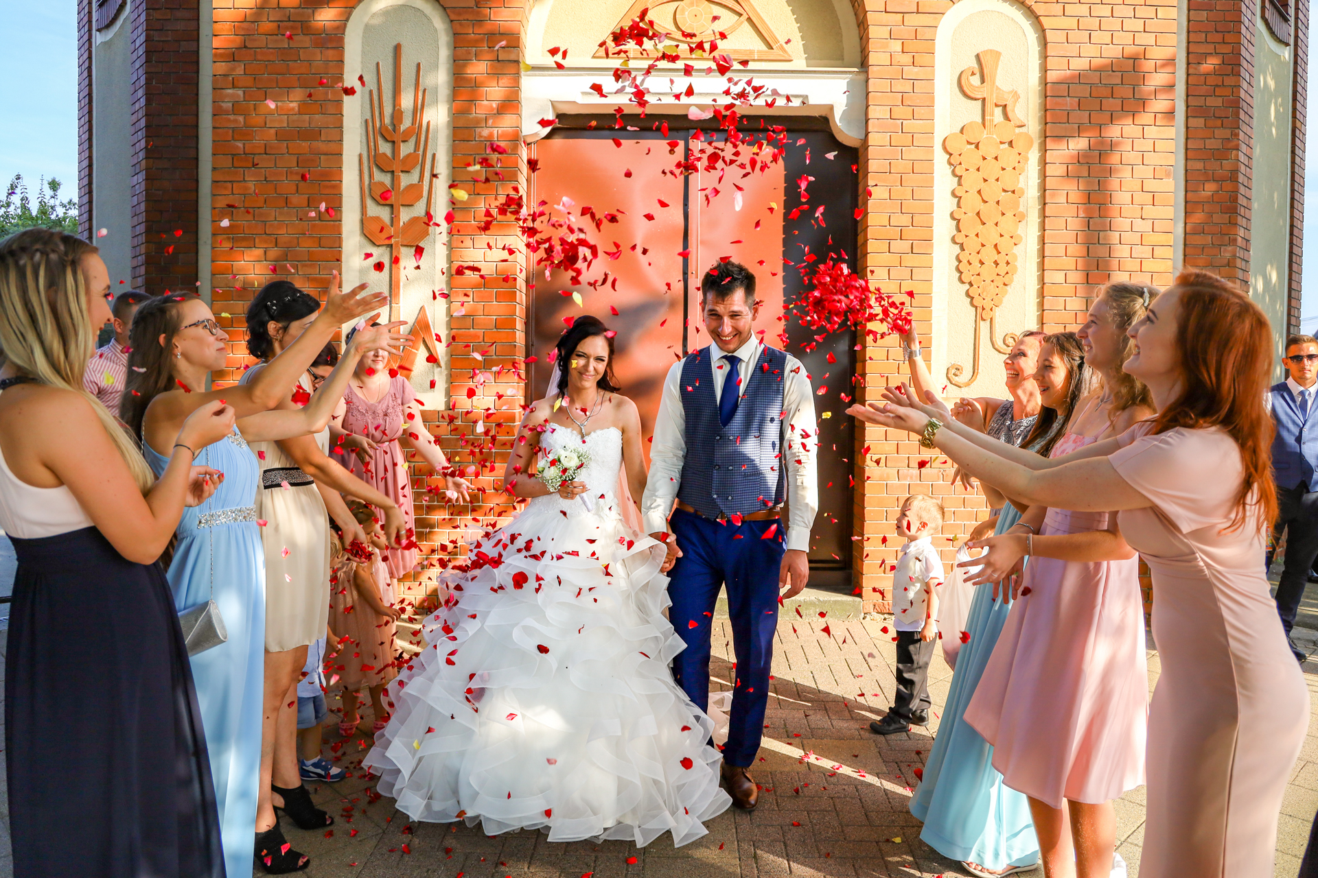 Esküvői fotó – templomi kijövetel rózsaszirommal