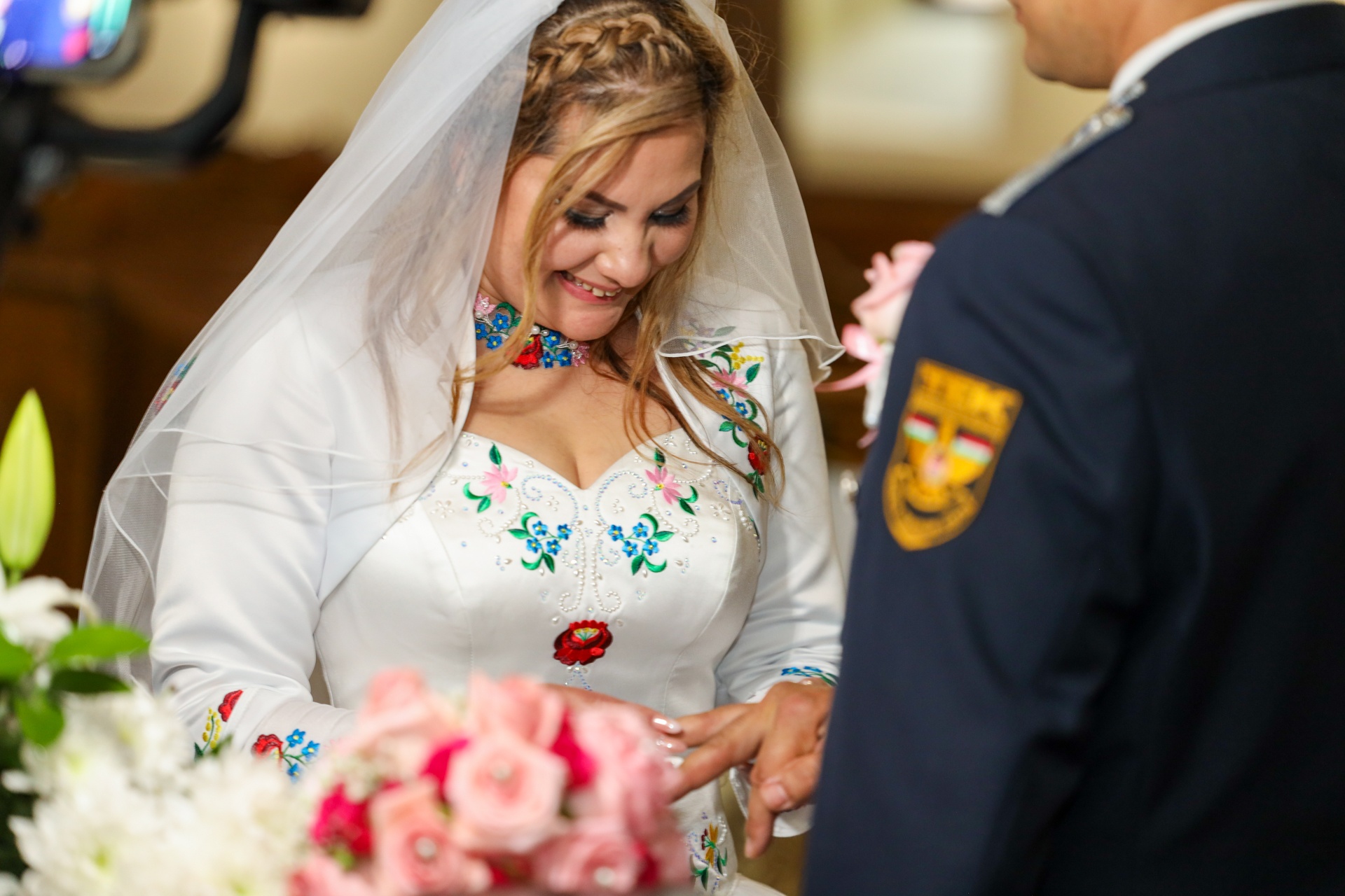 Esküvői fotó – menyasszony templomban