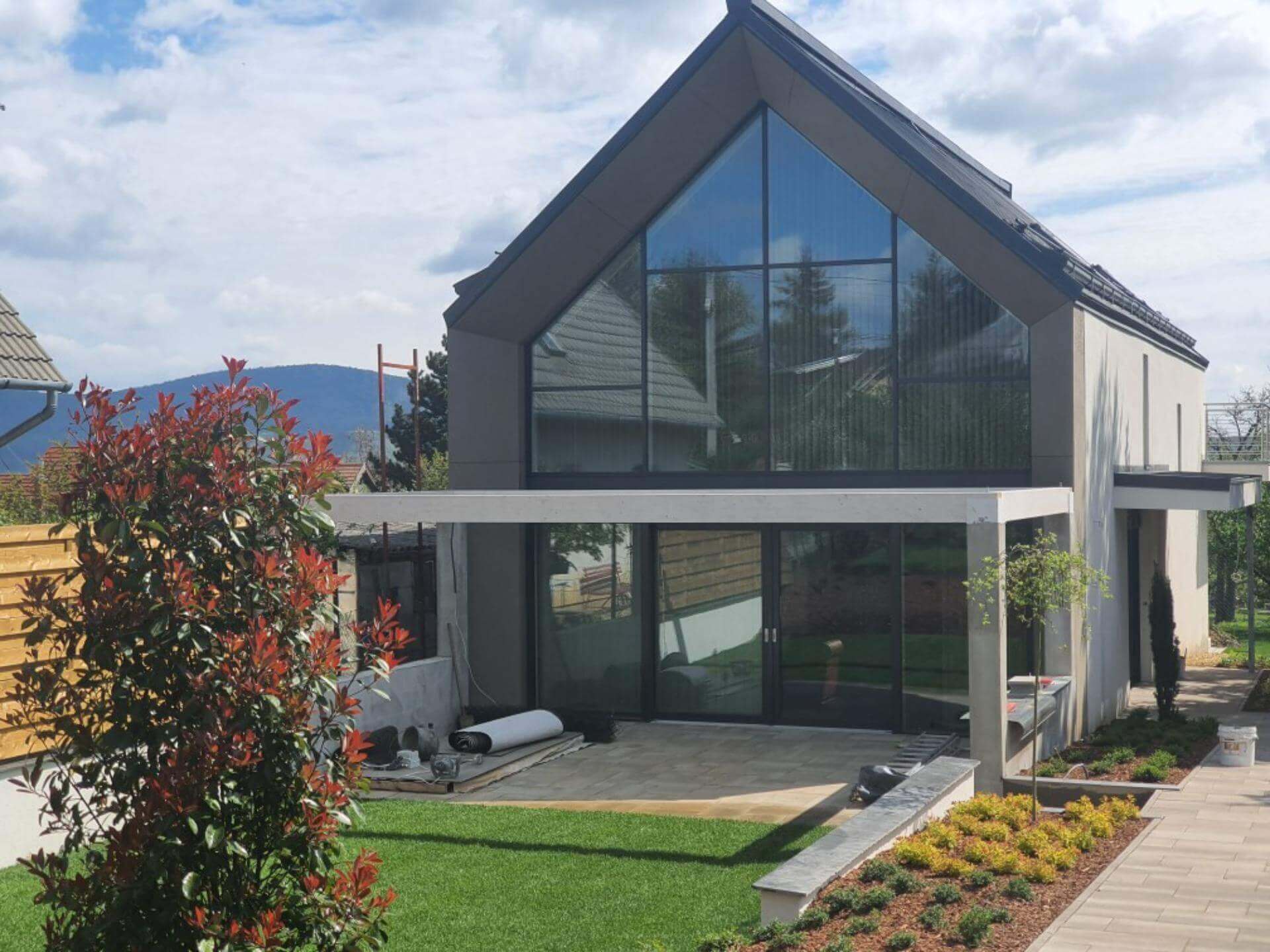 Üveghomlokzatú ház