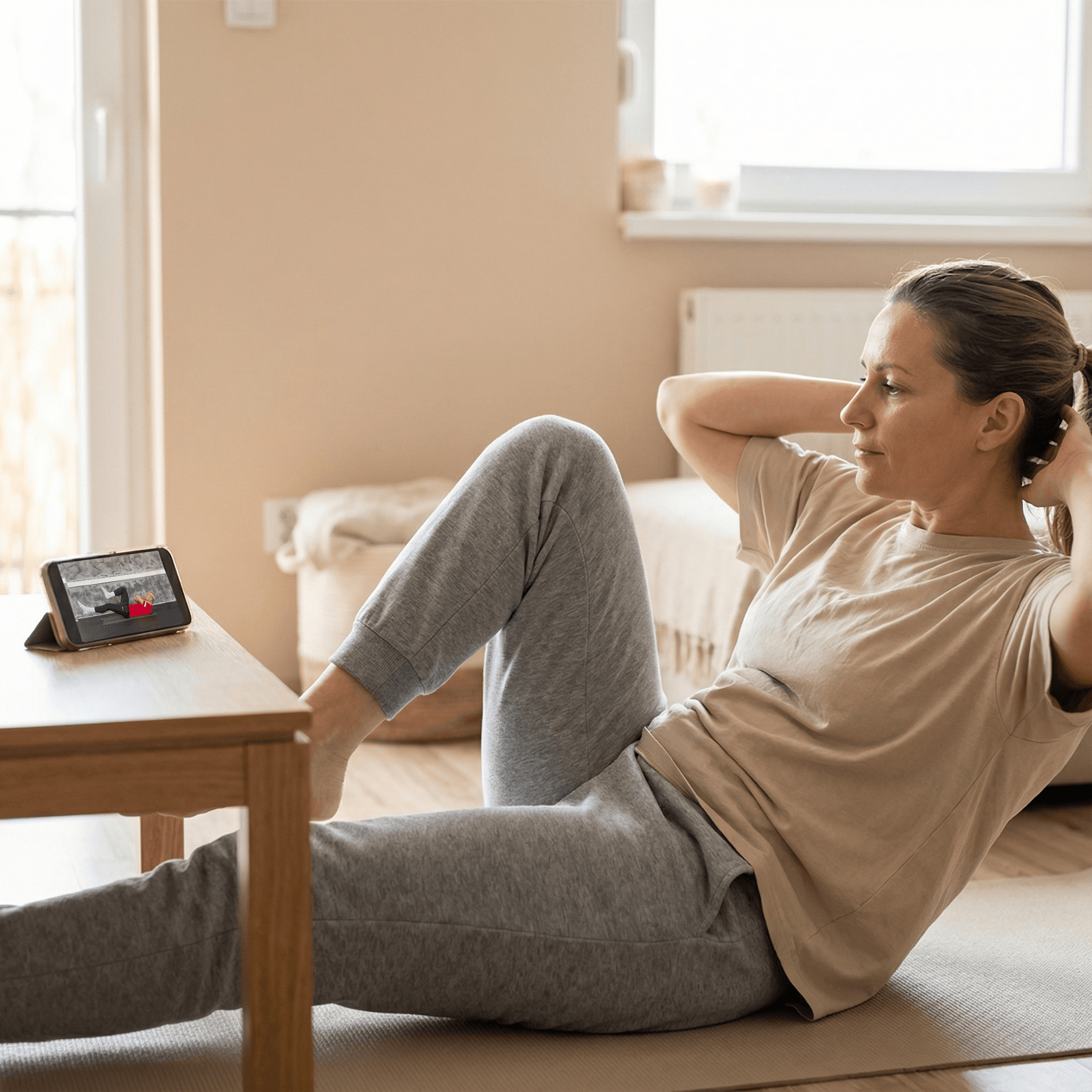 Nő v&eacute;gez tart&aacute;sjav&iacute;t&oacute; gyakorlatot otthon