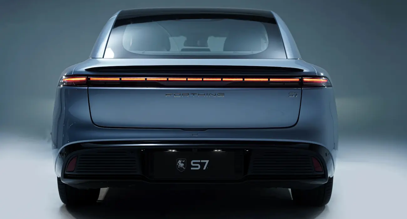 Dongfeng S7 REEV side view