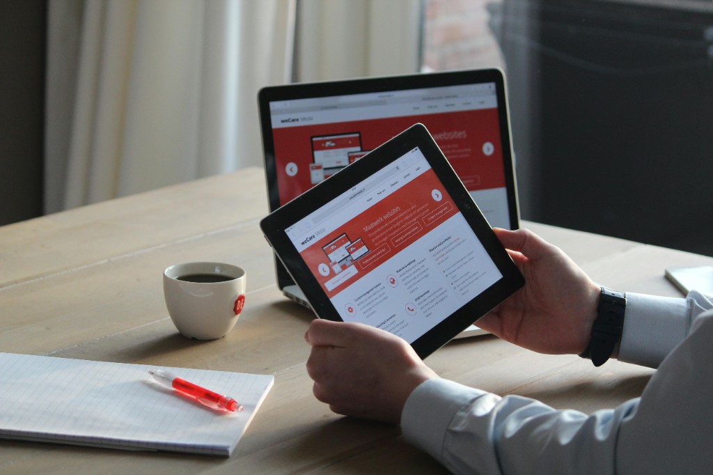 Tablet és laptop webes felülettel.