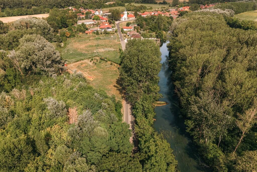 A Duna mellékága és a dunaszigeti zöld környezet madártávlatból