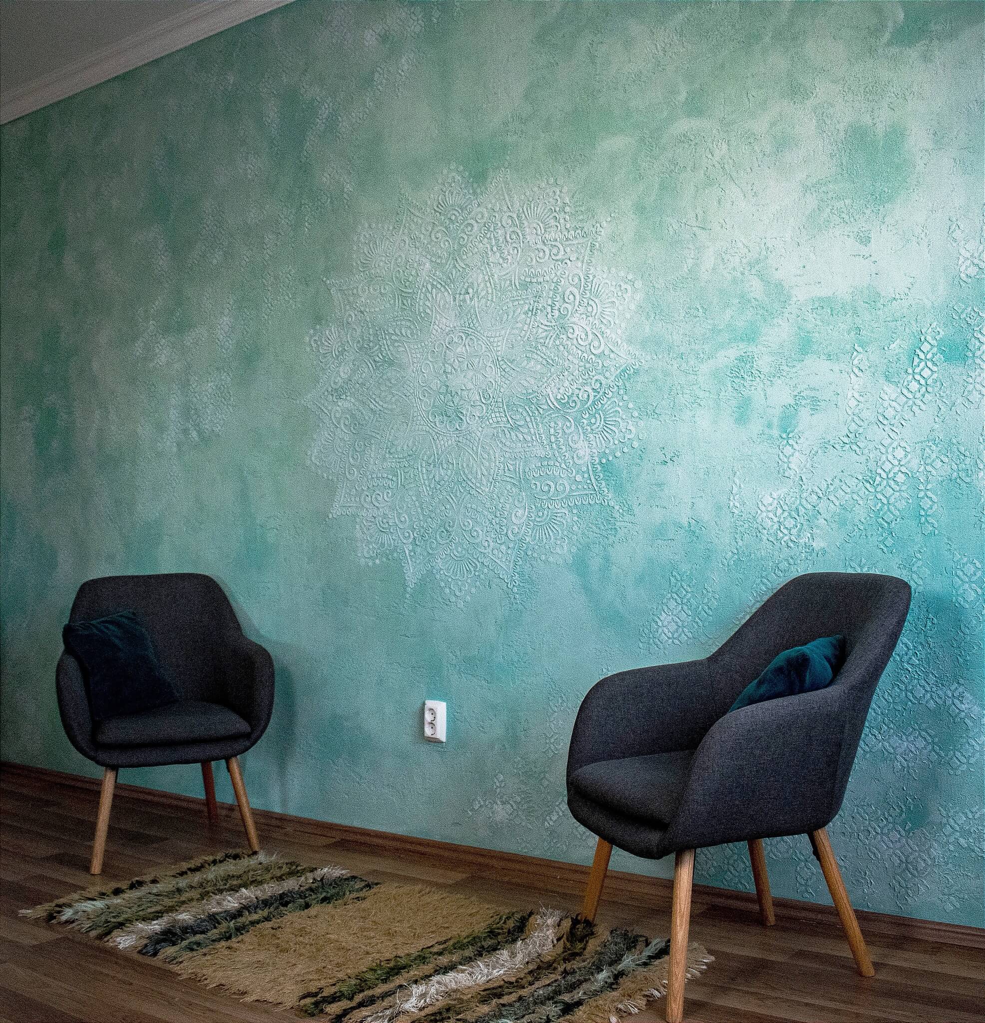 Türkiz faldekoráció mandala mintázattal nappaliban